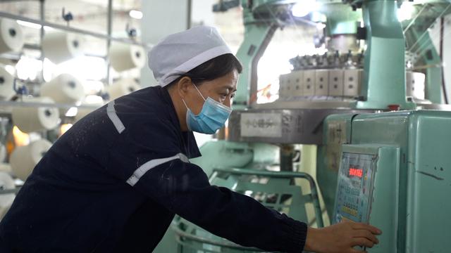 每日的生产量位列前茅新疆芳婷针纺织有限责任公司成衣车间工人尹明俊